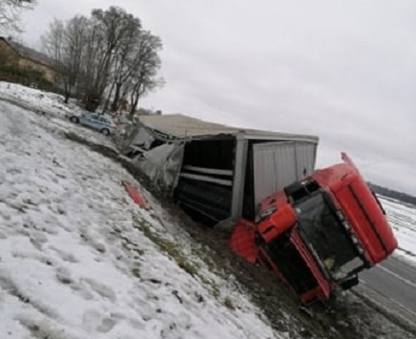 Samochód ciężarowy w rowie na DK19