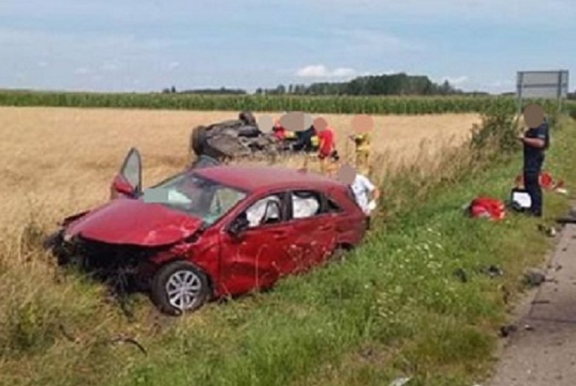 Dachowanie samochodu wskutek wypadku, pięć osób w szpitalach